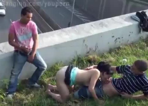 Public threesome enjoy (somebody have more videos of her?)